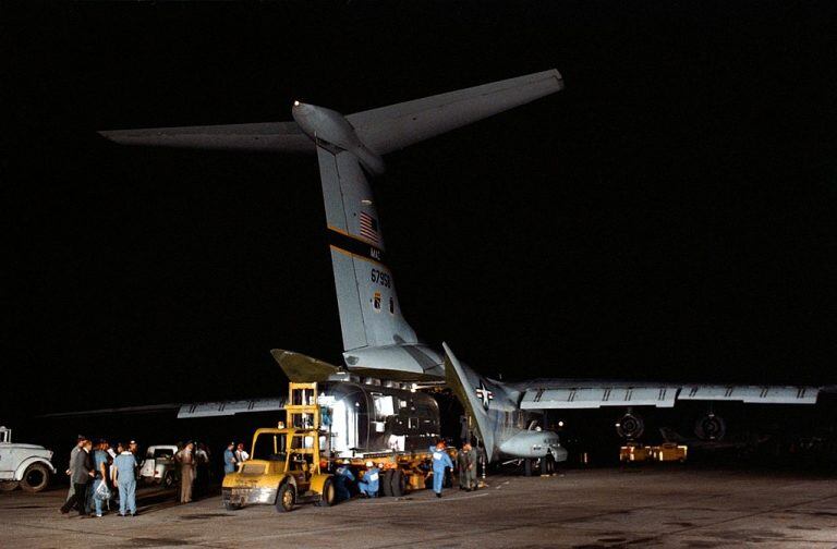 El traslado de la unidad móvil de cuarentena (MFQ), en la que se encontraban los astronautas tras el regreso de la Luna, a través de un avión C-141 de la Fuerza Aérea Estadounidense (foto gentileza NASA).