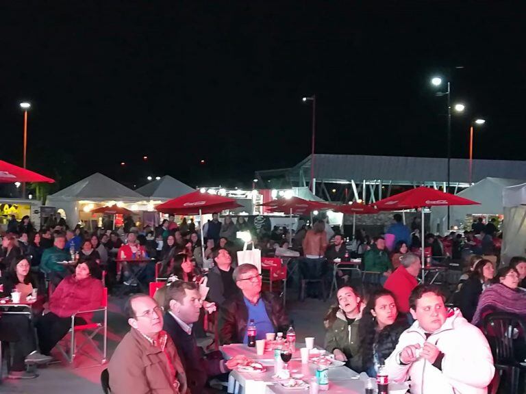 Excelente noche en el patio de comidas de la Expojuy disfrutando de los espectáculos con bandas de música jujeñas