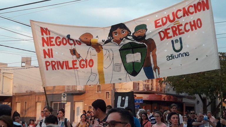 Bajo la consigna "en defensa de la educación y la universidad pública" se manifestaron en la Marcha Federal Universitaria en Resistencia.