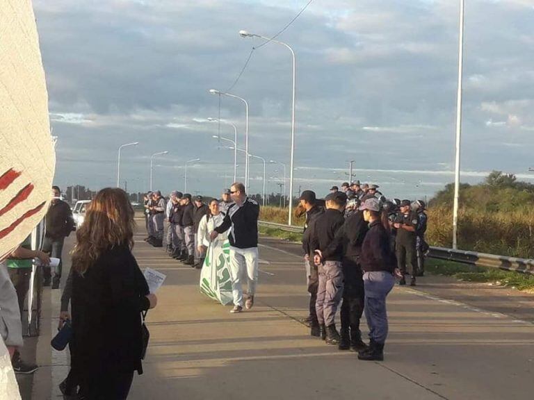 Rodeados de Policías, los docentes reclaman acuerdos salariales superior al 30%. Foto: Portal Corzuela.