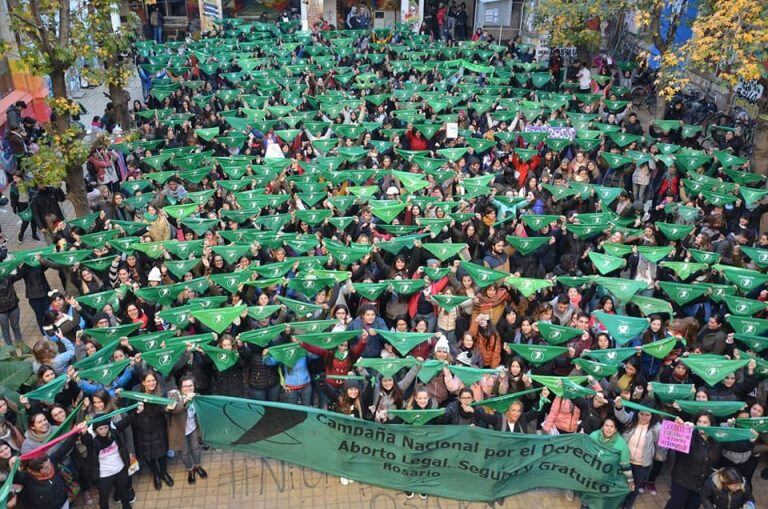 Estudiantes coparon el patio de Humanidades en apoyo del aborto