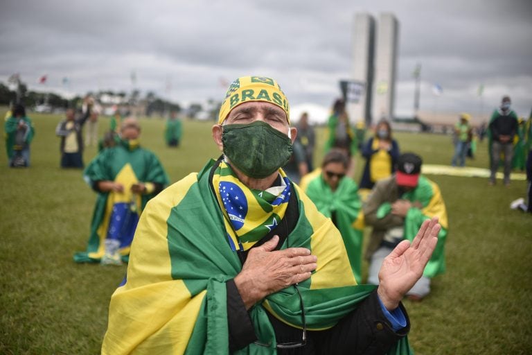 AME8800. BRASILIA (BRASIL), 09/05/2020.- Defensores del presidente brasileño Jair Bolsonaro, realizan un acto de protesta en la capital federal Brasilia (Brasil), contra el Supremo Tribunal de Justicia (STF) de Brasil, los presidentes de la Cámara de Diputados y del Senado federal y los gobernadores que apoyan la cuarentena durante la pandemia de coronavirus que ya ha dejado a más de 10 mil personas fallecidas en el país. EFE/ Andre Borges