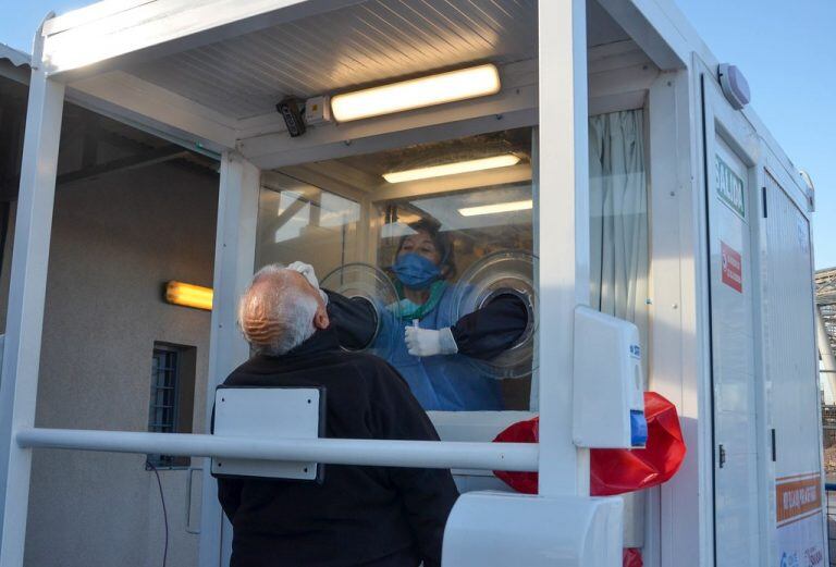 En el Estadio del Bicentenario, en San Juan, montaron cabinas para hacer hisopados rápidos a camioneros.