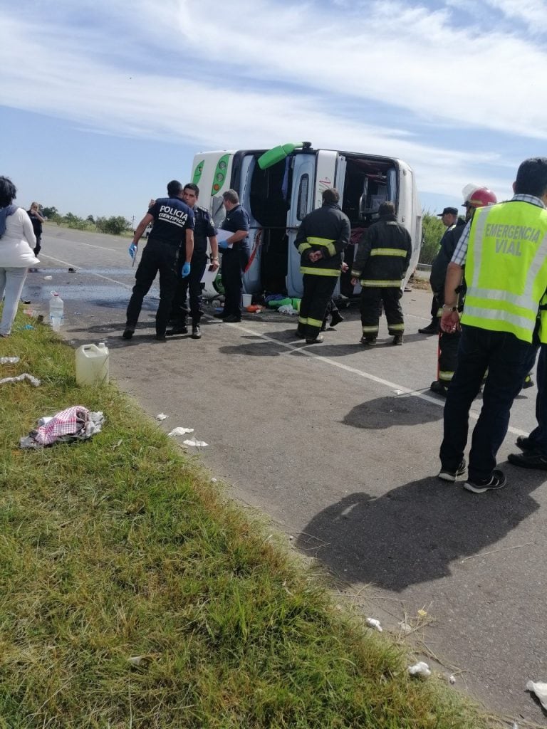 Imágenes del fatal vuelco de un micro en la ruta 2: dos niñas muertas y al menos cuatro heridos de gravedad. (Clarín)