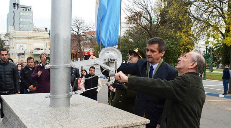 Etchebest, Altolaguirre y Kohan en el izamiento de la bandera (Municipalidad de Santa Rosa)