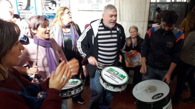 Los trabajadores de los hogares de dia de la Municipalidad llevan a cabo una protesta en la planta baja del Palacio 6 de Julio.