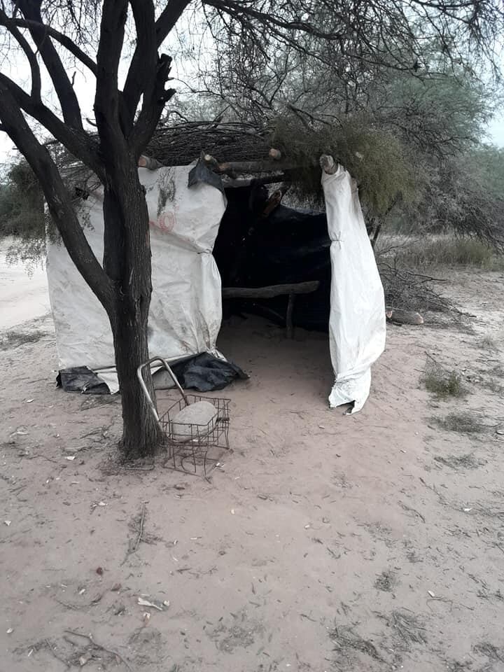 La garita ubicada en Guanaco Muerto construida por los chicos de Las Tres Marías para esperar el colectivo. (Facebook)