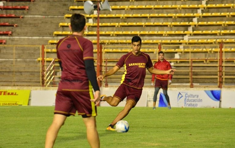 El DT de Sarmiento paró a los 11 que saldrán a la cancha el domingo. (Prensa Club Sarmiento)