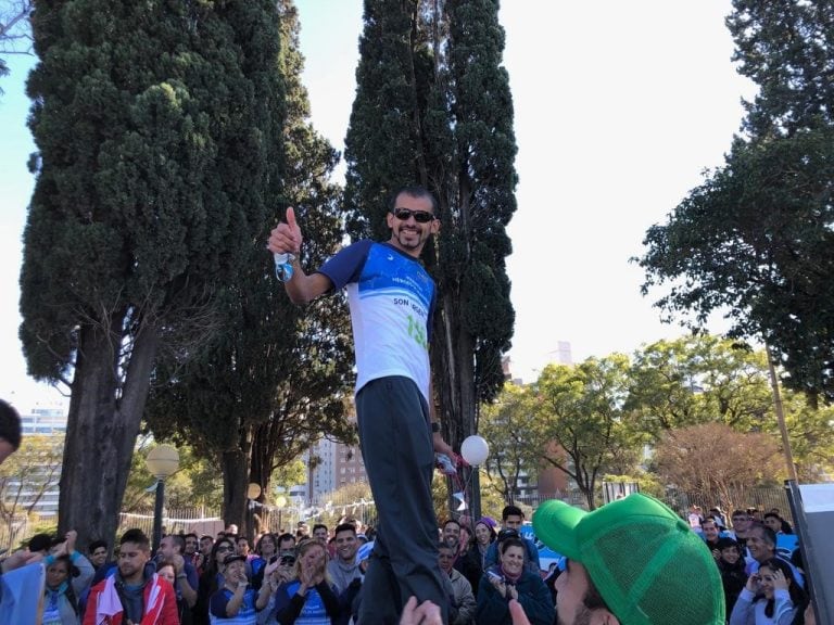 El tucumano Pedro Gómez se lució y festejó en la General, un día después de cumplir sus 32 años. En las Malvinas se quedó con los 42k.