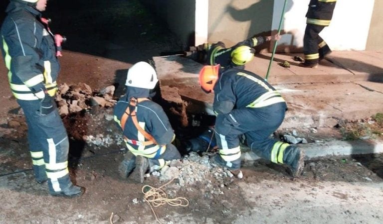 Los bomberos de Adelia María fueron los protagonistas del rescate de los cachorritos que cayeron a un pozo. (Bomberos Adelia María)