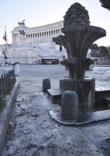 . Rome (Italy), 07/01/2017.- A foluntina is covered with ice on Piazza Venezia square in Rome, Italy, 07 January 2017. In the background is the 'Altar of the Fatherland' (Altare della Patria) also known as the 'National Monument to Victor Emmanuel II' (Monumento Nazionale a Vittorio Emanuele II). Cold weather pushed temperatures below zero degrees Celsius in Rome. (Roma, Italia) EFE/EPA/Giorgio Onorati