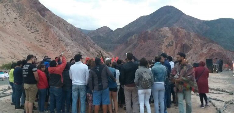 En la ceremonia hubo un momento de agradecimiento colectivo a la Tierra, en torno al fuego,