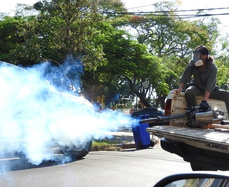 Fumigación en zonas de los barrios de Posadas. (M. de Pdas. prensa)