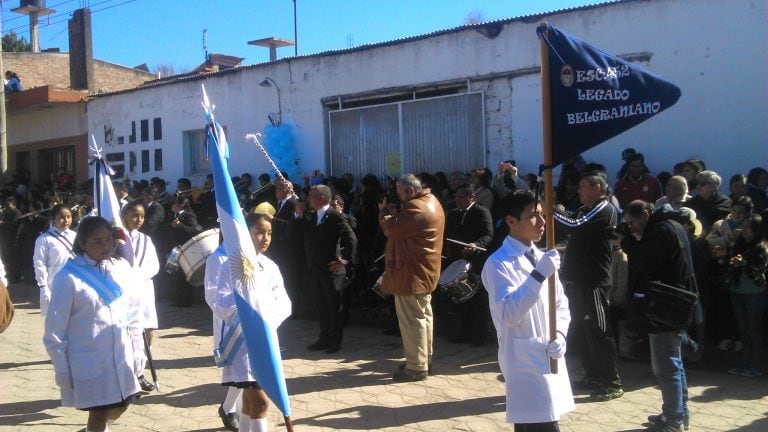 Abanderados, escoltas y alumnos de la Escuela "Legado Belgraniano" de Campo Verde, hicieron su paso ante la comunidad barrial que adhirió masivamente a los actos.