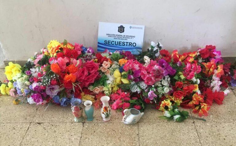 Detuvieron a una pareja que robaba flores en el cementerio