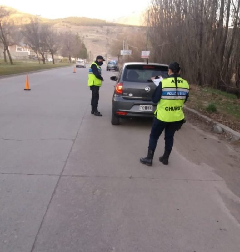 Controles viales en Esquel.