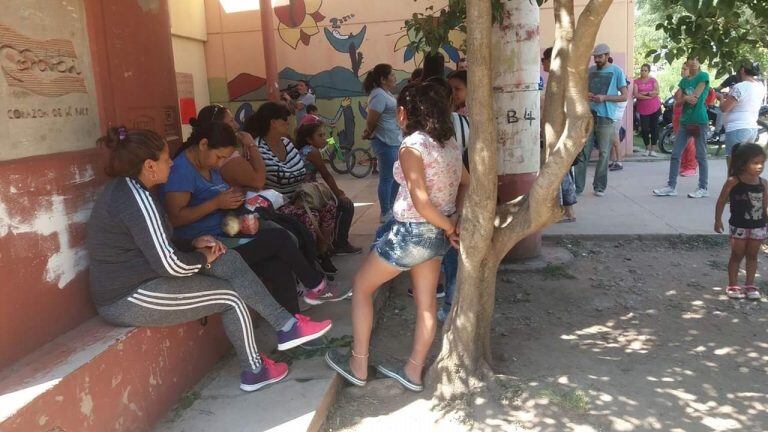 Padres en asamblea en la Escuela Julio Barrientos, Alta Graca. Créditos: Paolo Funes.