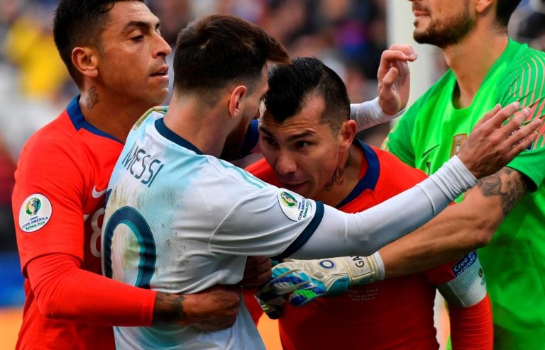 Messi se enfrenta a Gary Medel, ambos fueron expulsados por el árbitro Mario Díaz de Vivar (Foto: Nelson ALMEIDA / AFP)