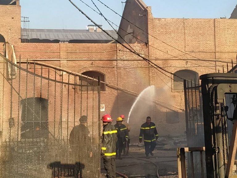 Los bomberos trabajaron sin descanso por más de doce horas para sofocar el fuego y enfriar las instalaciones.