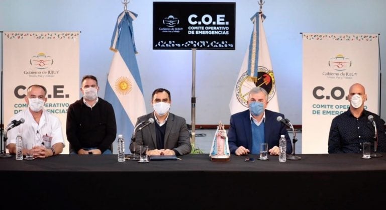 Los principales referentes del COE, encabezados por el gobernador morales, en la presentación del informe N° 31, en el que sobresale la decisión de suspender el regreso de jujeños por una semana.