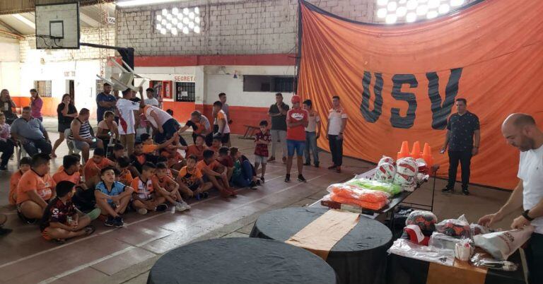 Matías Suárez visitó el club Unión San Vicente.