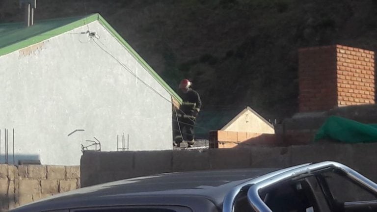 Bomberos voluntarios trabjando en el lugar del siniestro. foto:RED43