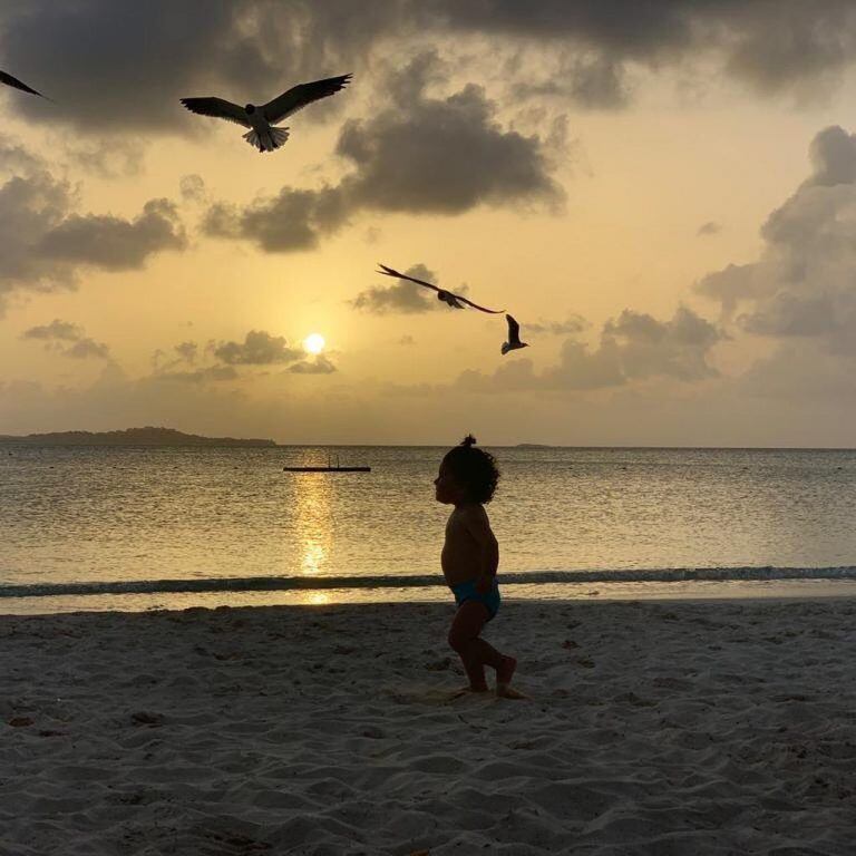 El hijo menor de los rosarinos fue retratado mientras caminaba por la playa. (@antonelaroccuzzo)