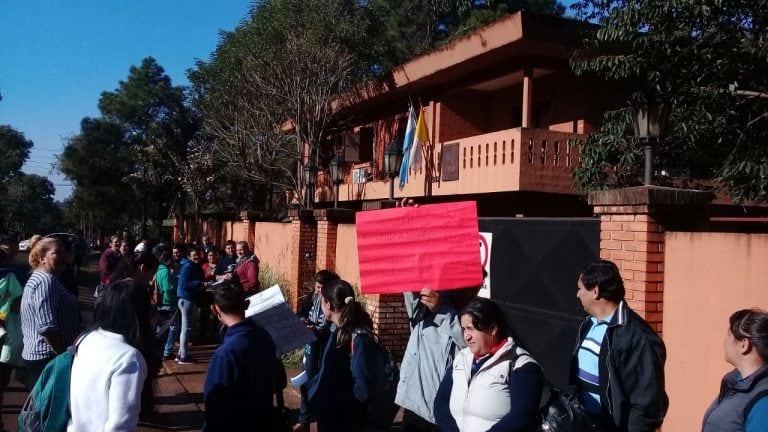 Protestas frente a la sede del obispado