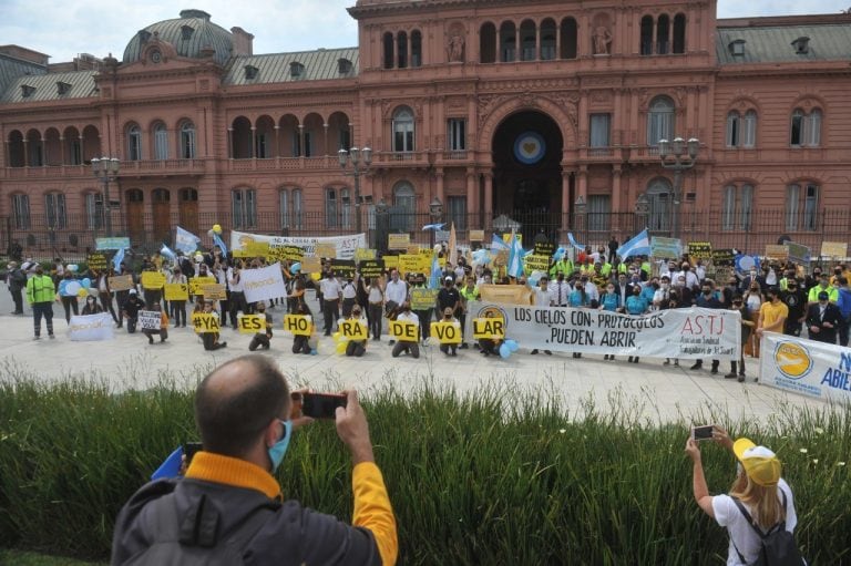 Trabajadores de las aerolíneas Low Cost reclamaron frente a la Casa Rosada por el regreso los vuelos y el No cierre del aeropuerto Palomar. (Foto: Clarín)