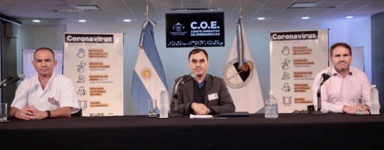 El Dr. Omar Gutiérrez (c), acompañado por los secretarios de Salud, Pablo Jure (i) y de Turismo, Diego Valdecantos (d), al ofrecer el informe N° 28 de COE.