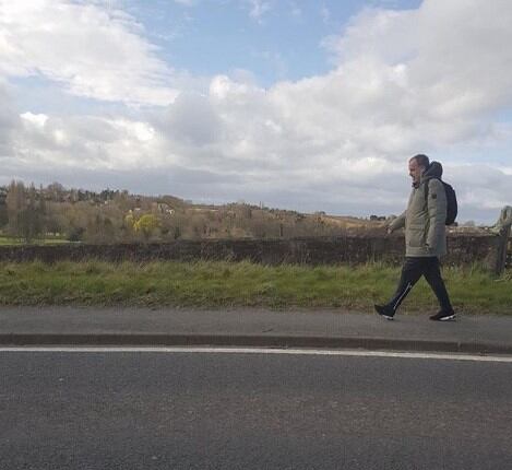 Caminando tranquilo, con mochila y auriculares. Bielsa, como uno más en Leeds (TyC Sports)