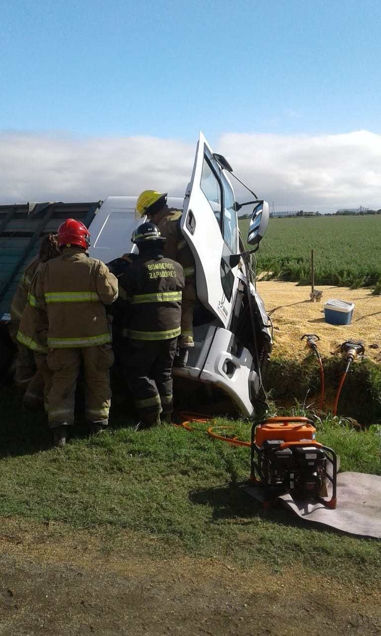 Camionero quedó atrapado en la cabina tras un choque múltiple (Info Más)