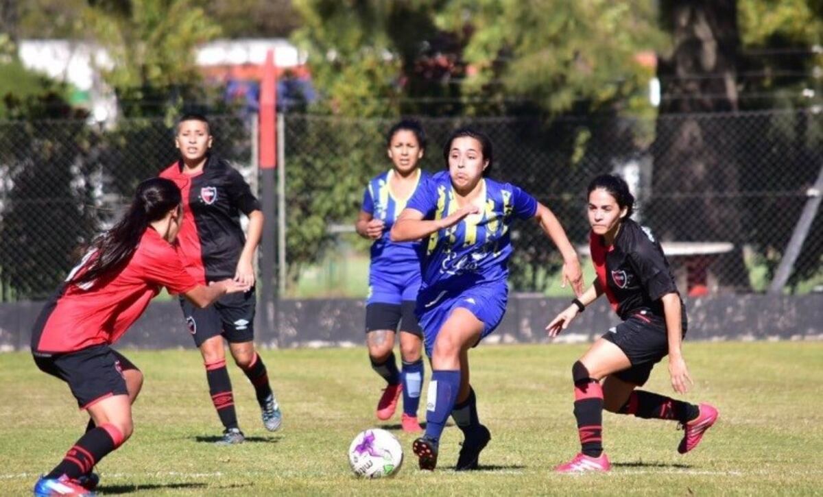 Vibrante empate en el primer clásico de fútbol femenino