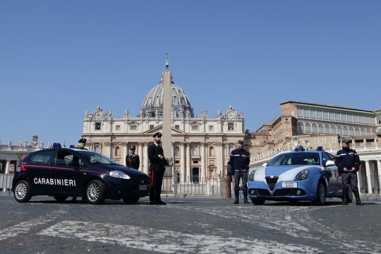 Policía italiana controlando la Plaza San Pedro (Foto: Evandro Inetti/ZUMA Wire/dpa)