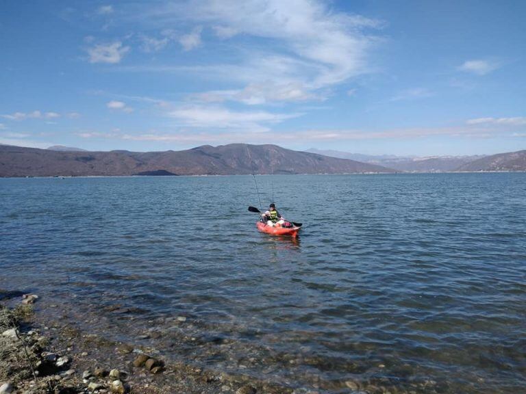 Este domingo limpiarán el Cabra Corral con lanchas, catamaranes y kayak (Facebook Amigos del Kayak Salta)