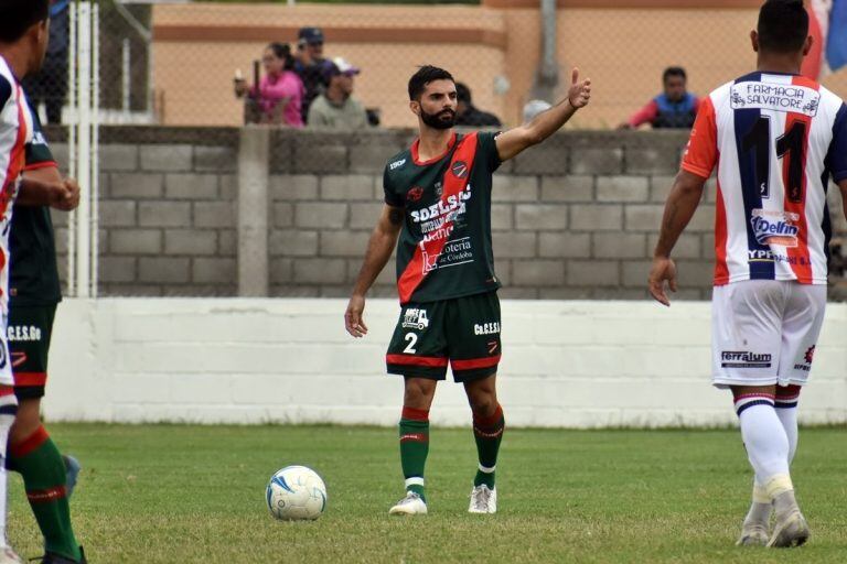 Lucas Navarro es la voz de mando de la defensa de Argentino Peñarol.