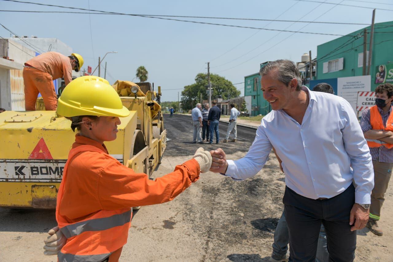 Bahl recorrió los trabajos de pavimentación en calle Larralde.