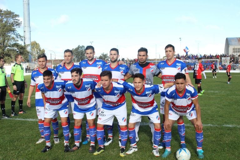 De pie: Blanco, Fernández, Brunelli, Lezcano, Miranda, Trotta. Agachados: Medina, Dindart, Rosales, Pérez y Cejas. Formación Tricolor.