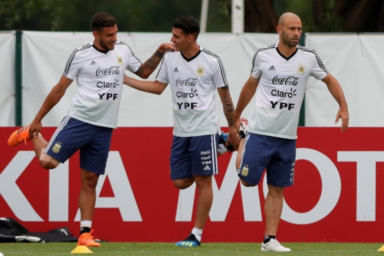 Pavón y Mascherano junto a Eduardo Salvio. (Foto: Ricardo Mazalan/AP)