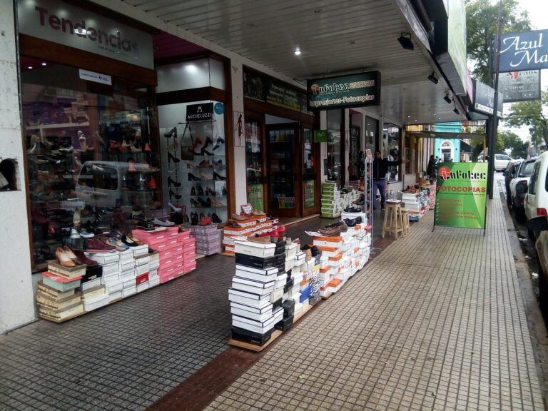 Algunos negocios abrieron sus puertas. Por su parte las calles están desiertas en la zona centro de la ciudad.