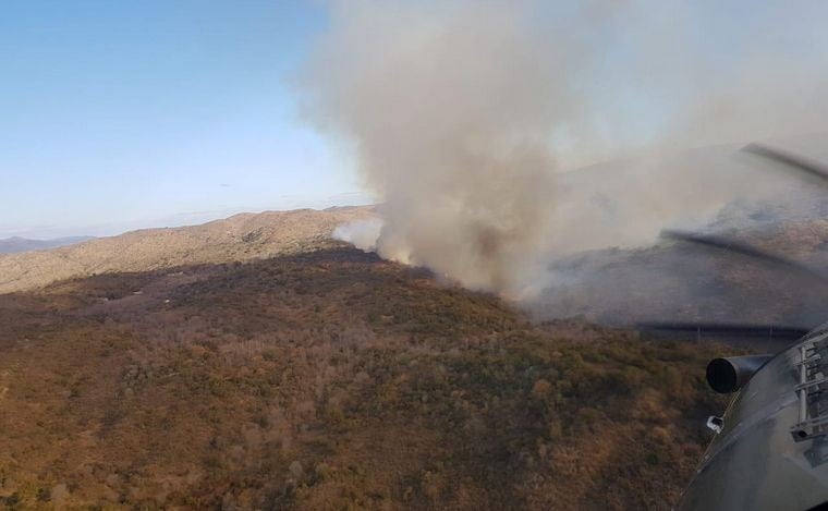 Bomberos combaten un incendio en las Altas Cumbres