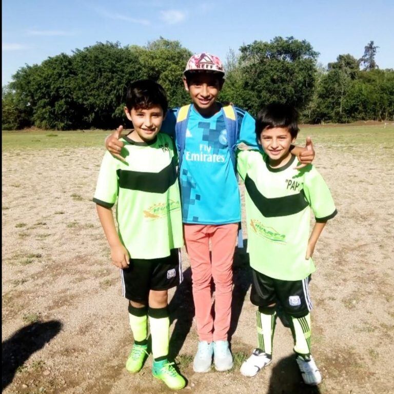 Lautaro Tomás Romero junto a compañeros de equipo en Huerta Grande.