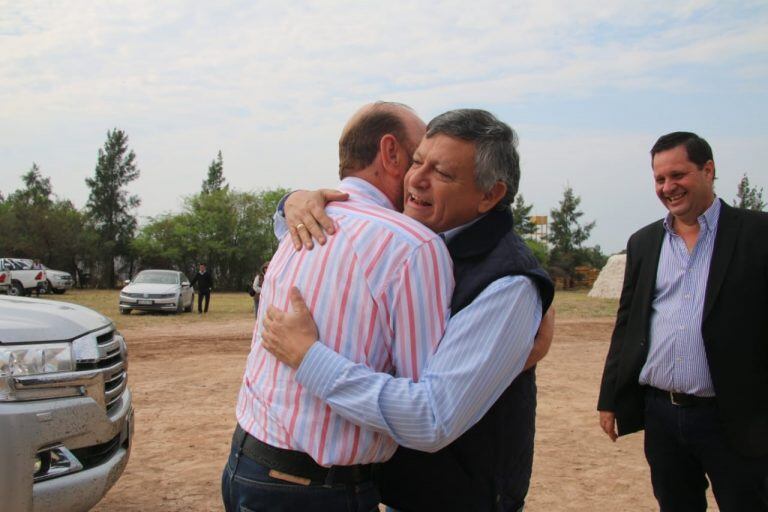 Insfrán y Peppo se saludaron con un abrazo al encontrarse en Laguna Yema