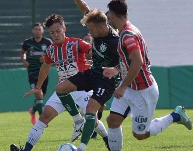 Independiente Rivadavia (camiseta a rayas) frente a Estudiantes. La "Lepra" empató sin goles en San Luis y definirá su suerte en la última fecha.