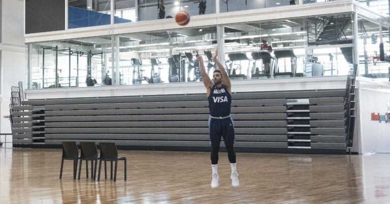 Campazzo y sus lanzamientos en soledad para terminar el entrenamiento, casi cinco horas después de comenzarlo. Es incansable.