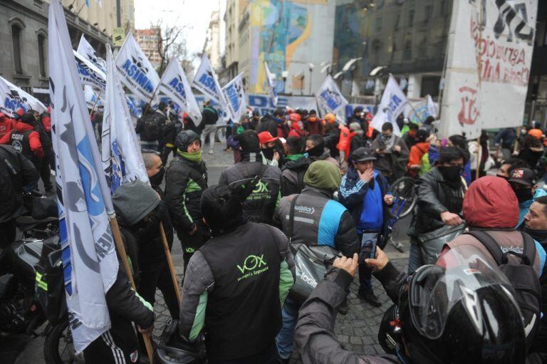 Movilización de trabajadores de aplicaciones de delivery frente a la Legislatura porteña. (Clarín)