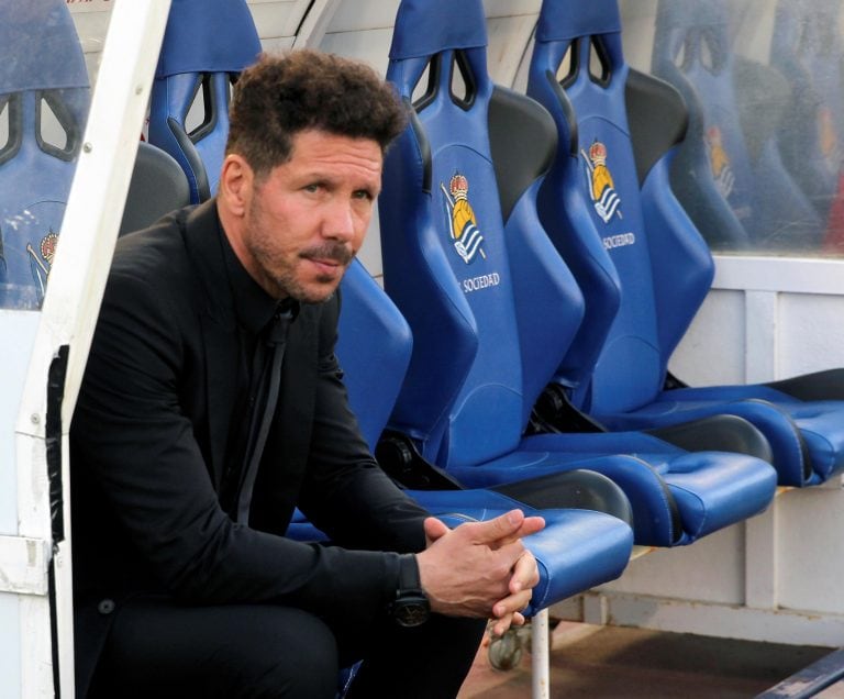 Diego Simeone, pensativo durante la derrota ante Real Sociedad. Foto: EFE.