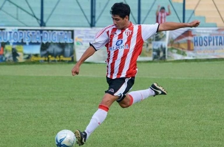 Hugo Troche abrió el marcador de penal, se perdió un gol bajo el arco correntino, pero fue fundamental en la victoria de La Franja de Posadas. (CIMECO)