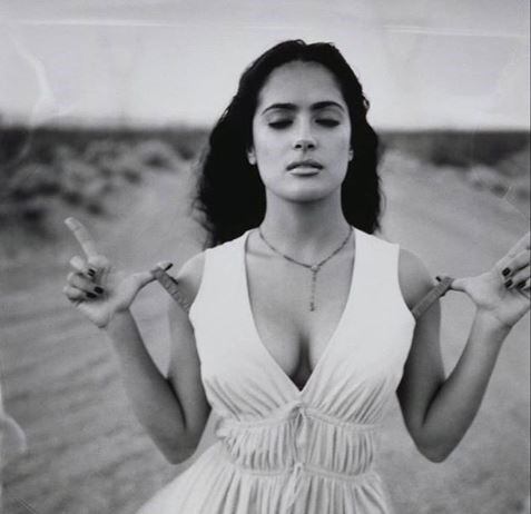 Salma Hayek, sensual en la playa.