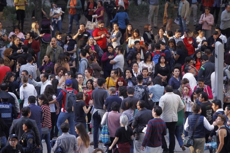 MEX65. CIUDAD DE MÉXICO (MÉXICO), 16/02/2018.- Personas desalojan un centro comercial tras un sismo registrado hoy, viernes 16 de febrero de 2018, en Ciudad de México (México). Un fuerte sismo de magnitud preliminar 7 sacudió hoy la Ciudad de México, así como el centro y el sur del país a las 17.39 hora local (23.39 GMT), con epicentro a ocho kilómetros al noreste de Pinotepa Nacional, estado sureño de Oaxaca, informó el Servicio Sismológico Nacional. EFE/Sáshenka Gutiérrez